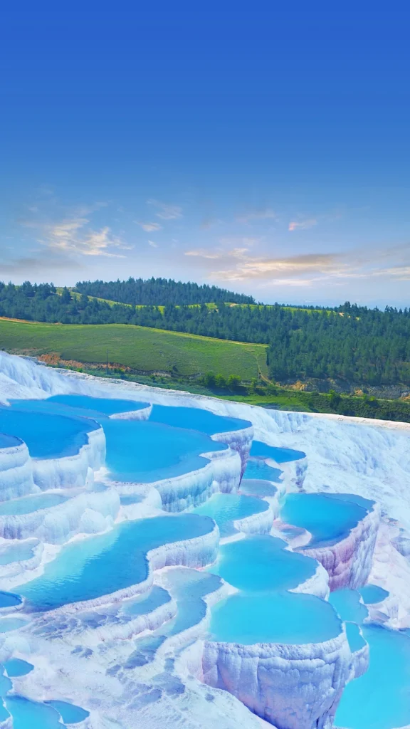 Naturalne baseny Pamukkale niedaleko Hierapolis