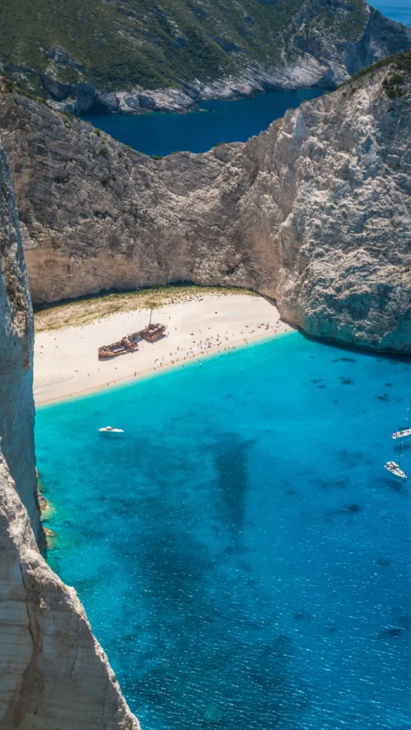 Plaża Navagio na wyspie Zakynthos z wrakiem statku na brzegu