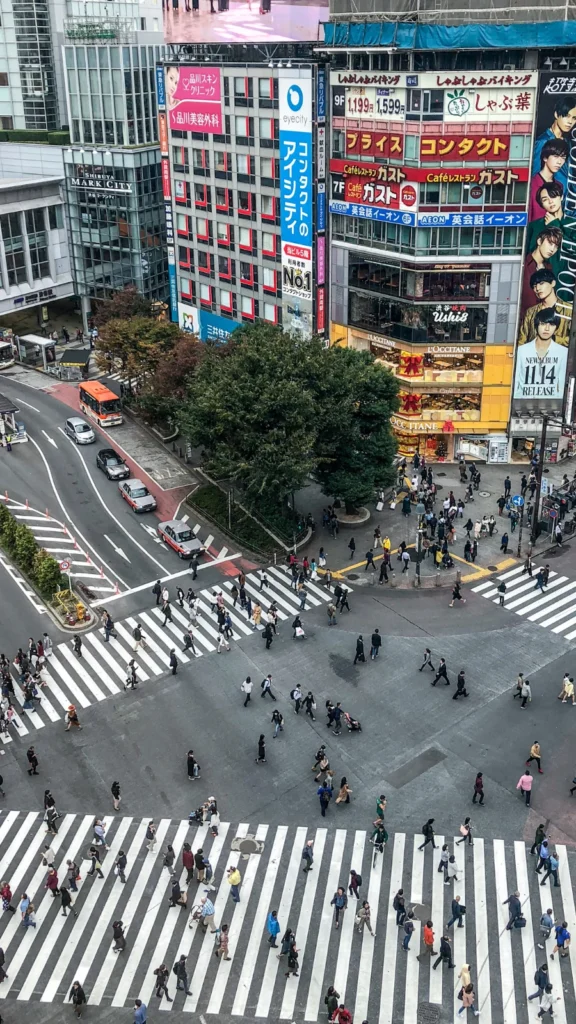 Słynne skrzyżowanie Shibuya w Tokio