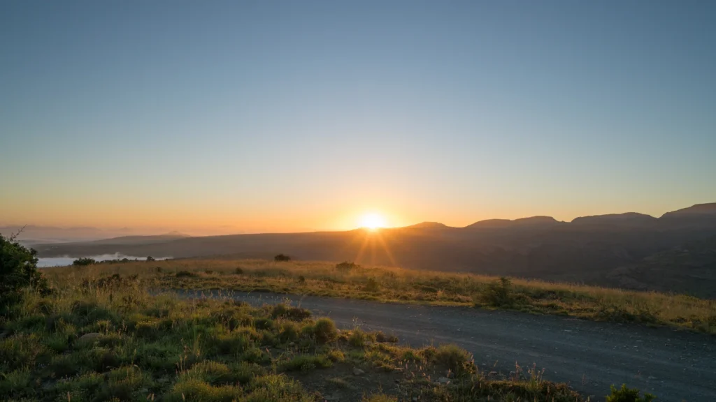 Wschód słońca nad sawanną