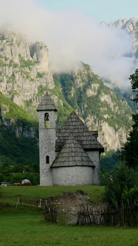 Góry i tradycyjne budownictwo w dolinie Theth, Albania