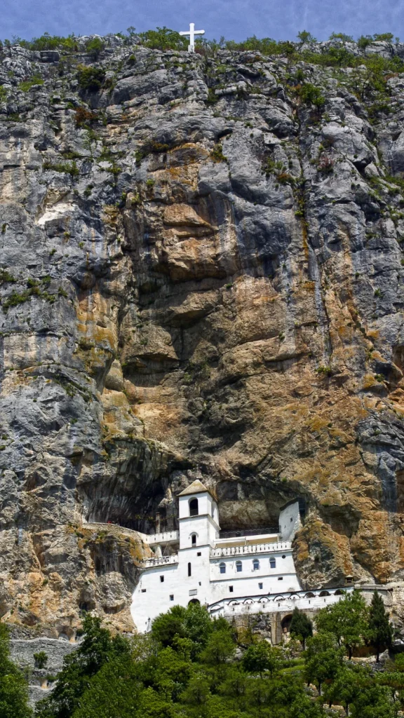 Monastyr Ostrog - klasztor w skale, Czarnogóra