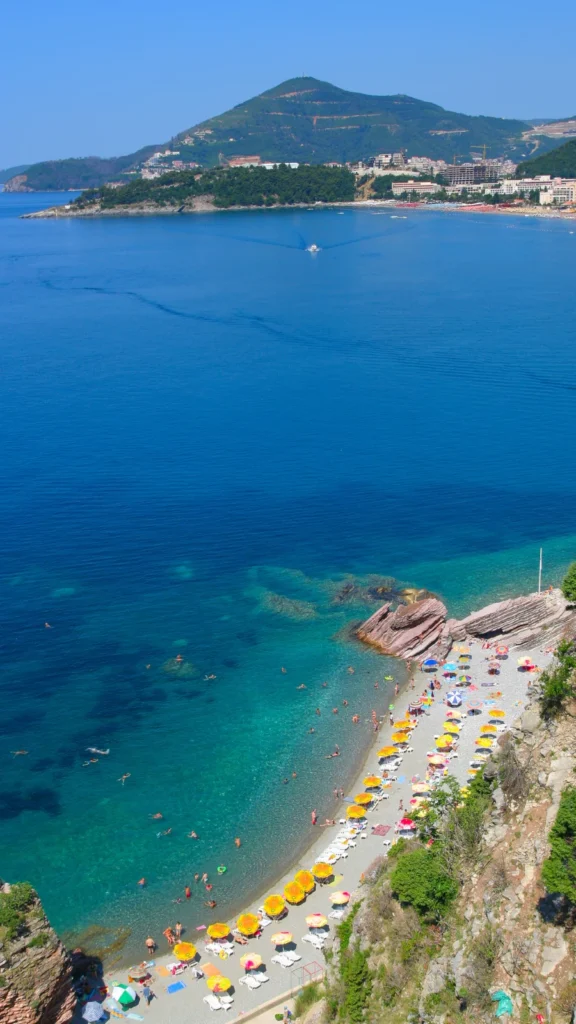 Plaża Jaz w pobliżu Budvy wprowadza imprezowy klimat, Czarnogóra