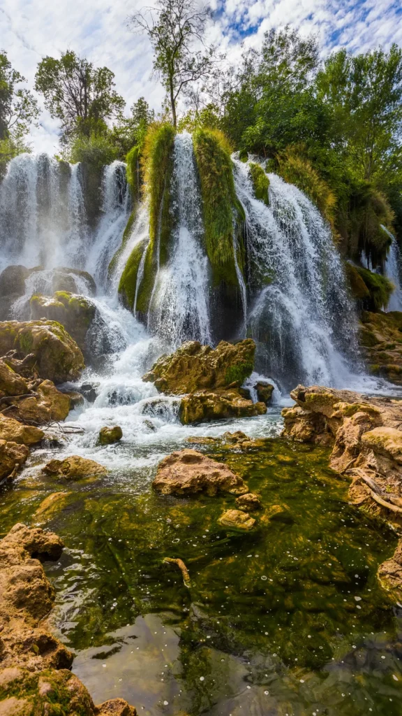 Wodospady Kravica mają nieco tropikalny klimat, Bośnia i Hercegowina